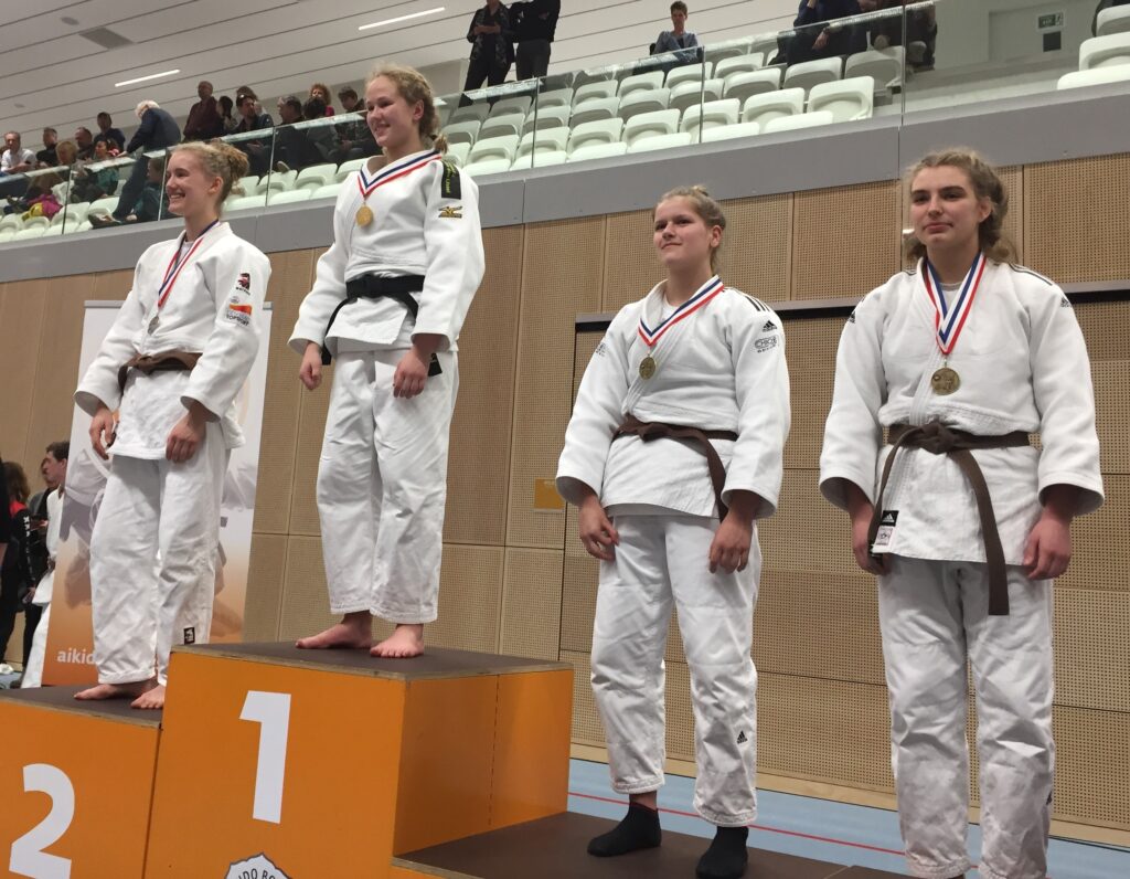 Esmé Scherrenberg pakt brons op de Nederlandse Kampioenschappen judo tot 18 jaar