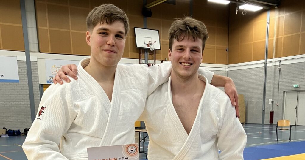Max Schenkel en Ivo Klazema behalen de zwarte band (1e dan) judo